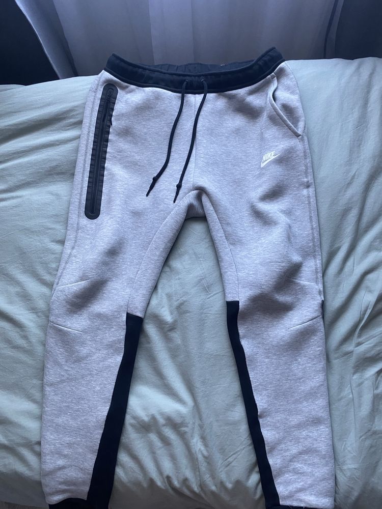 Vand pantaloni nike tech L!