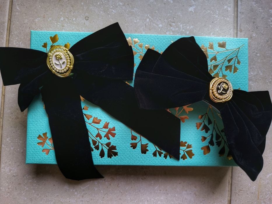 Сатенени ефирни шалове, красиви ластици-гривни за коса