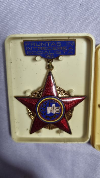 Vând insigne vechi