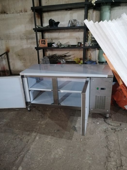 Стол разделочный из нержавейки.