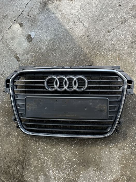 Audi A1 10-14г предна решетка ОЕ