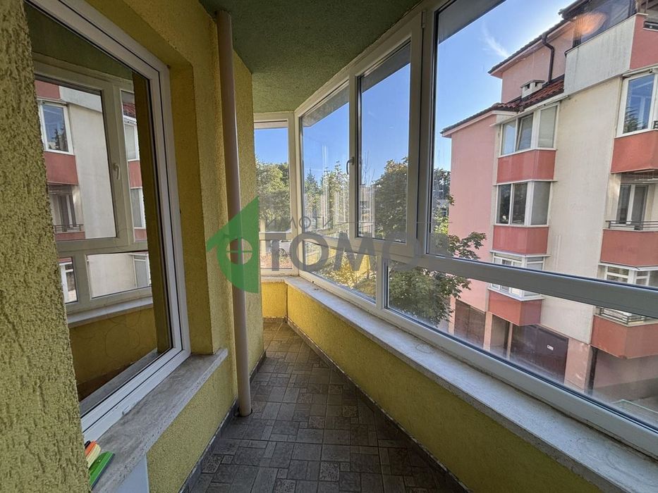 Просторен тристаен апартамент в кв. Билла 1