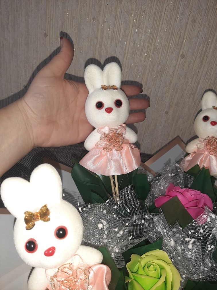 Букет и игрушек.