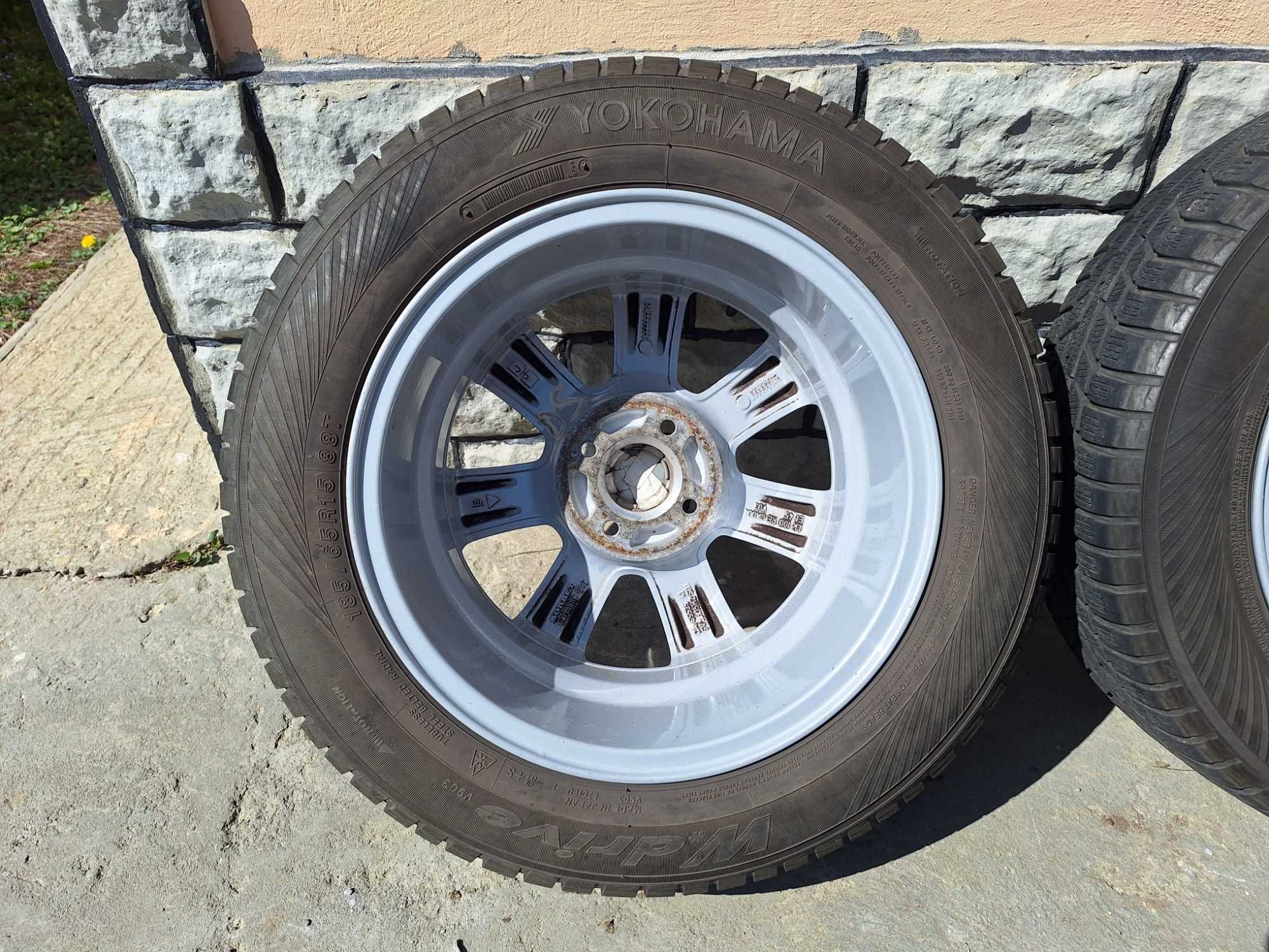 Jante aliaj Borbet CA 15" + anvelope iarna Yokohama W*Drive 185/65/R15