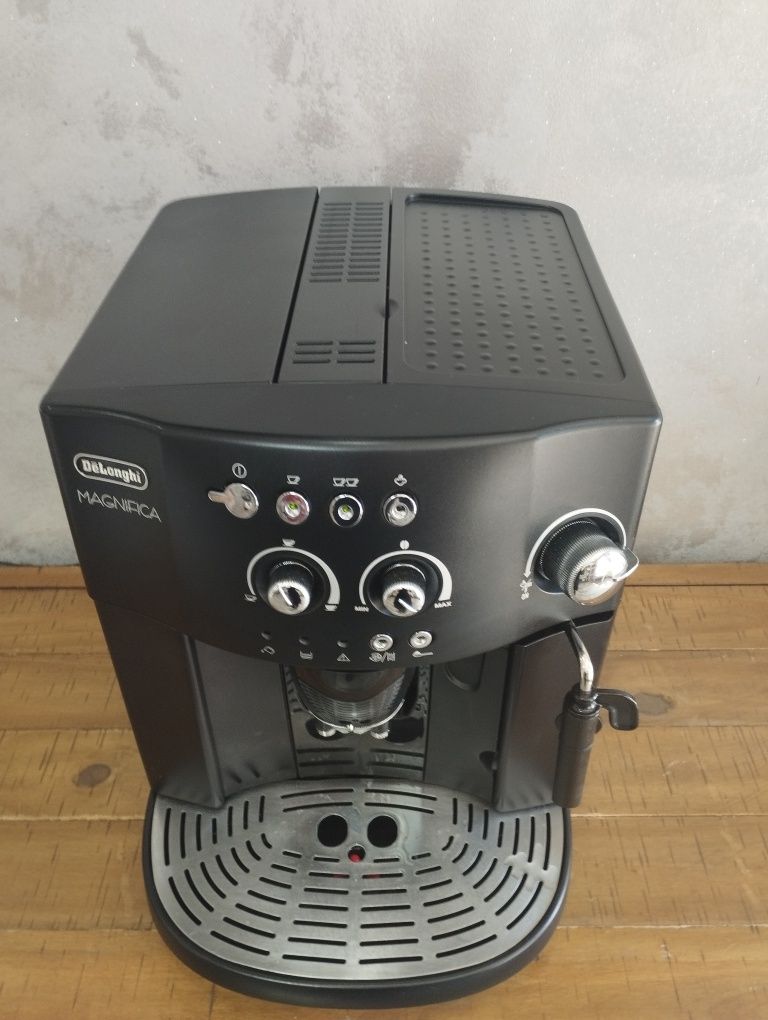 Espressor expresor cafea DeLonghi Magnifica Negru