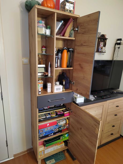 Висок шкаф за баня