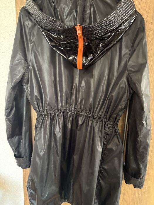 Шлифер JUNONA-с регулираща талия.