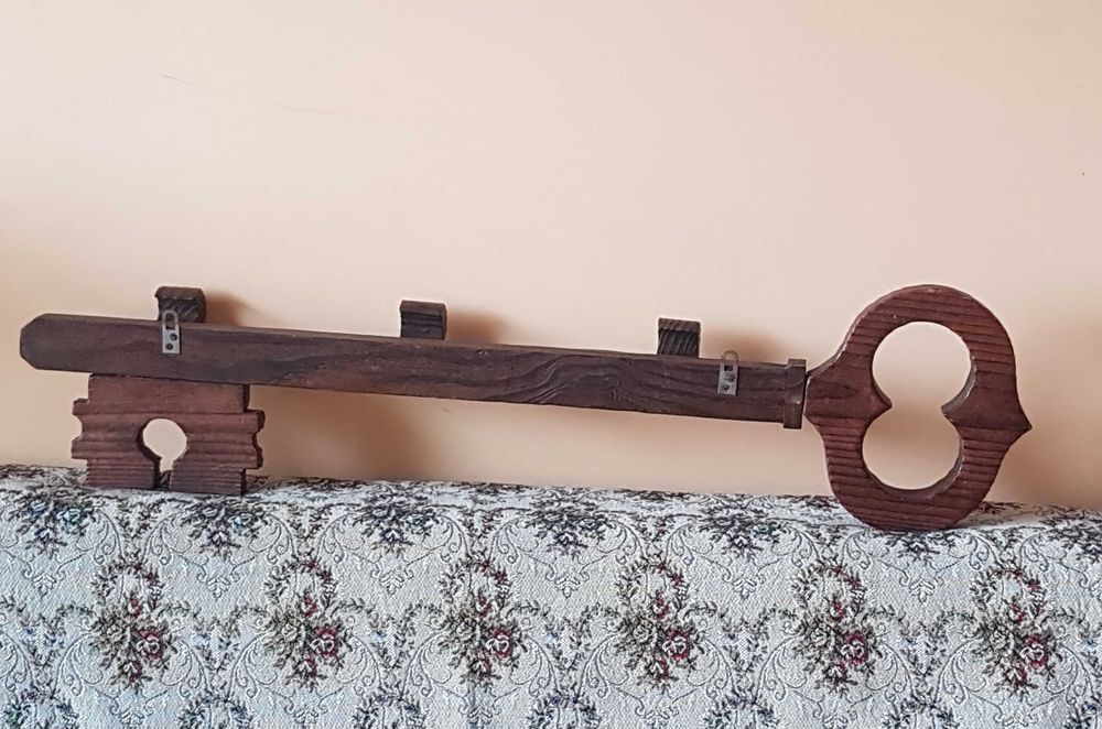 Старинна дървена закачалка