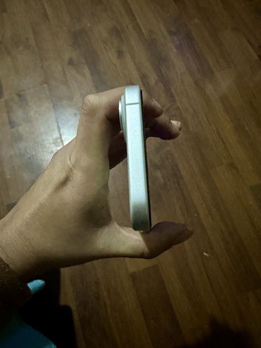 Продавам iphone 16 128 gb