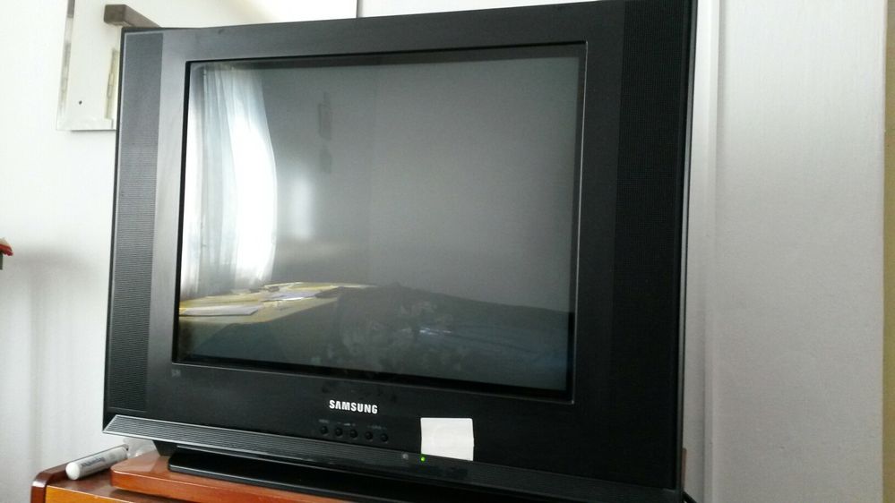 Televizor Samsung Slim Fit TV, perfect funcțional, cu telecomandă.