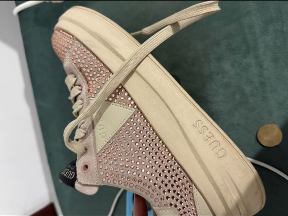 Adidasi Guess Roz în stare perfecta