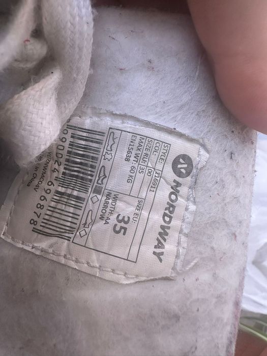 Продаются фигурные,белые ,в отличном состоянии коньки