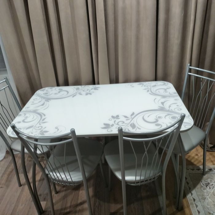Продам стол со стульями кухонный