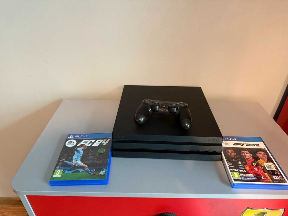 PS4 Pro с джойстик и  2 игри