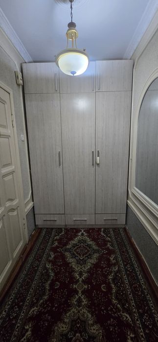 Yo'lak uchun qilingan katta shkaf sotiladi