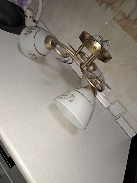 Продам люстру, трехрожковую.