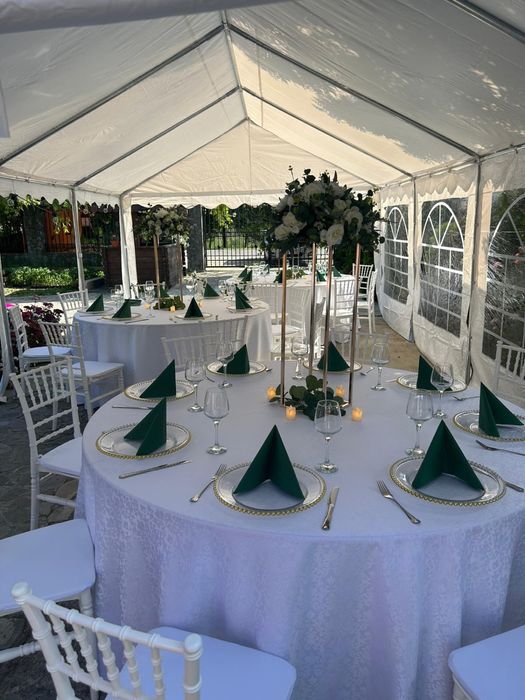 Inchiriez cort corturi, mese,scaune, vitine, aranjamente