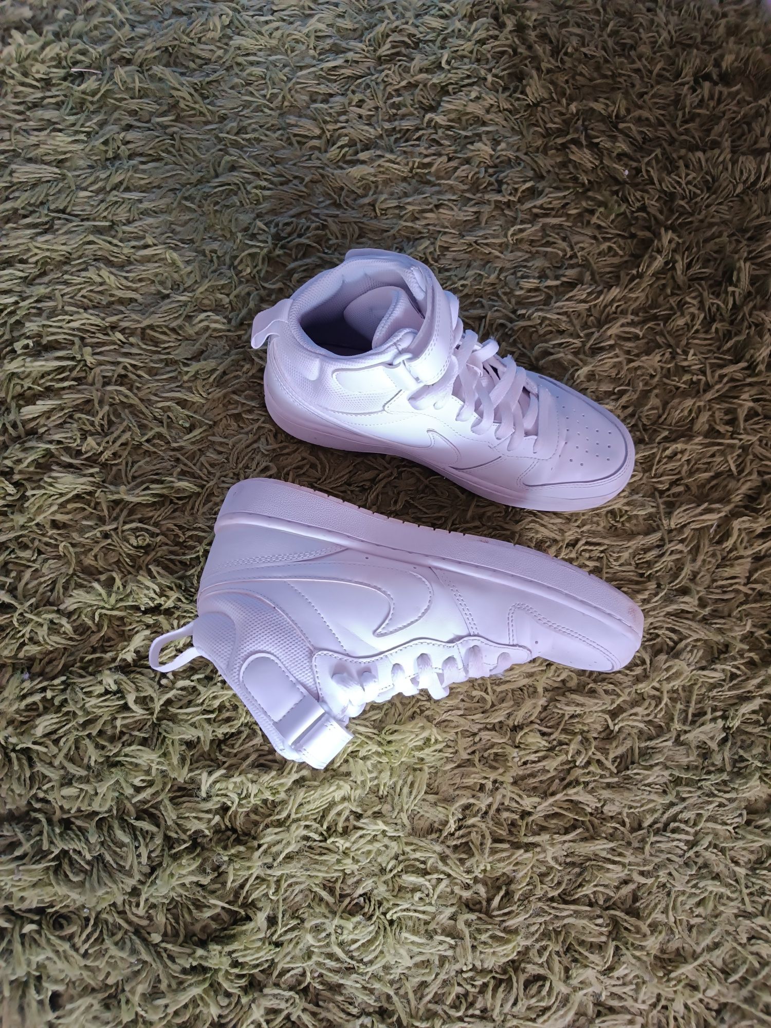 Бели кецове Nike