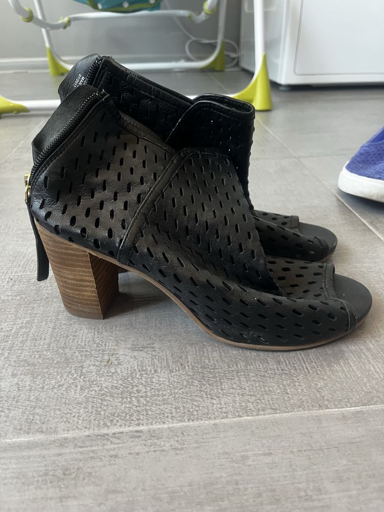 Сандали на ток Clarks