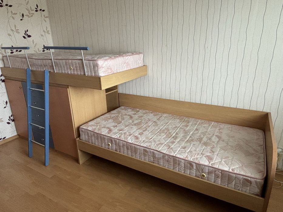 Двуетажно легло със секция