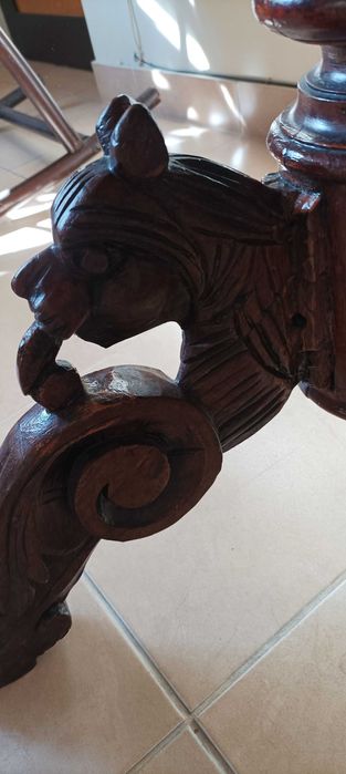 Masa ovală de colectie