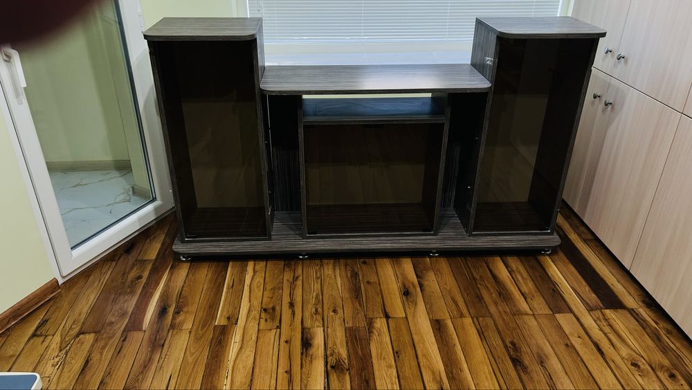 витрина с място за телевизор