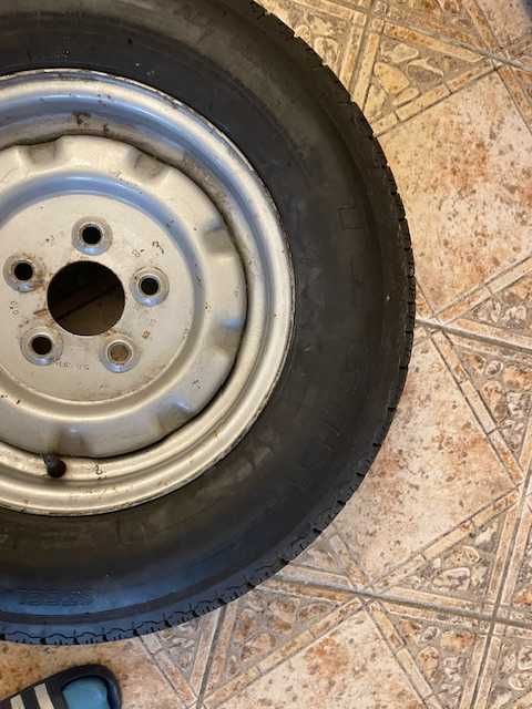 Гума с джанта за каравана