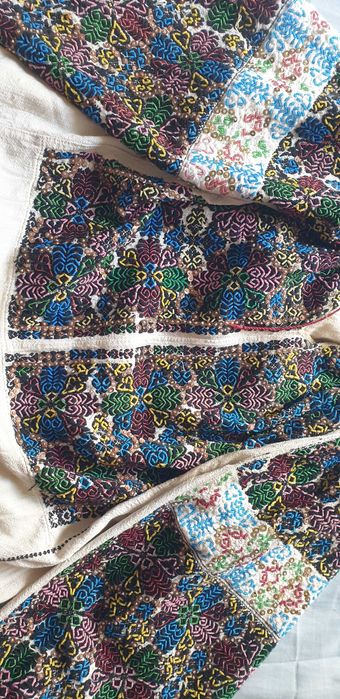 Ie tradițională brodata cu mărgele si paiete, model deosebit