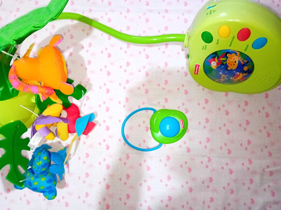 Маркови детски дрешки за бебе момиченце 0-3м. + въртележка, играчки