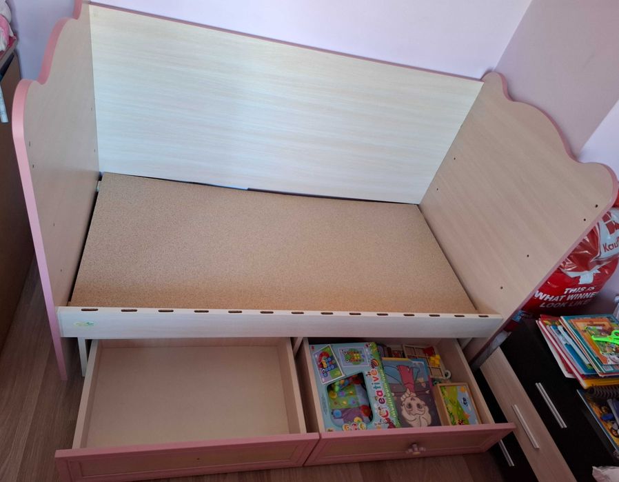 Голямо детско легло/кошара/ на три нива с люлеещ механизъм и матрак