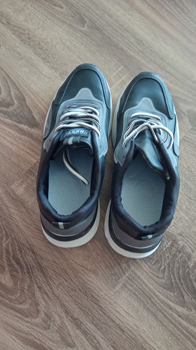 Vând Adidași noi nepurtati mărimea 42