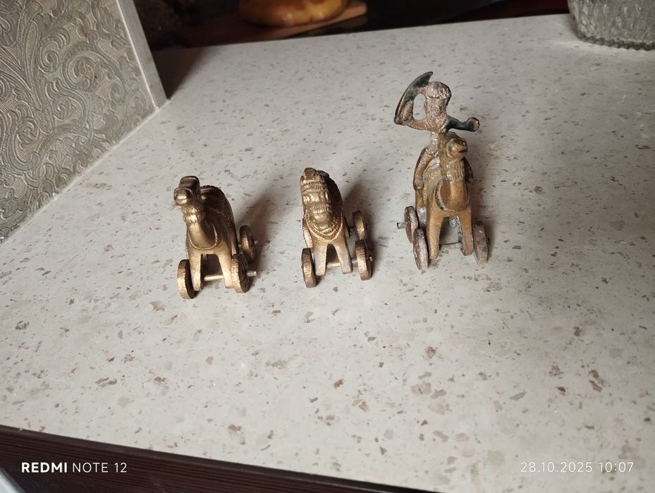 Старые бронзовые игрушки