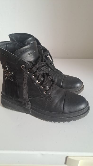 Ботиночки осенние на девочку размер 36 маломерка подходит на 35 размер