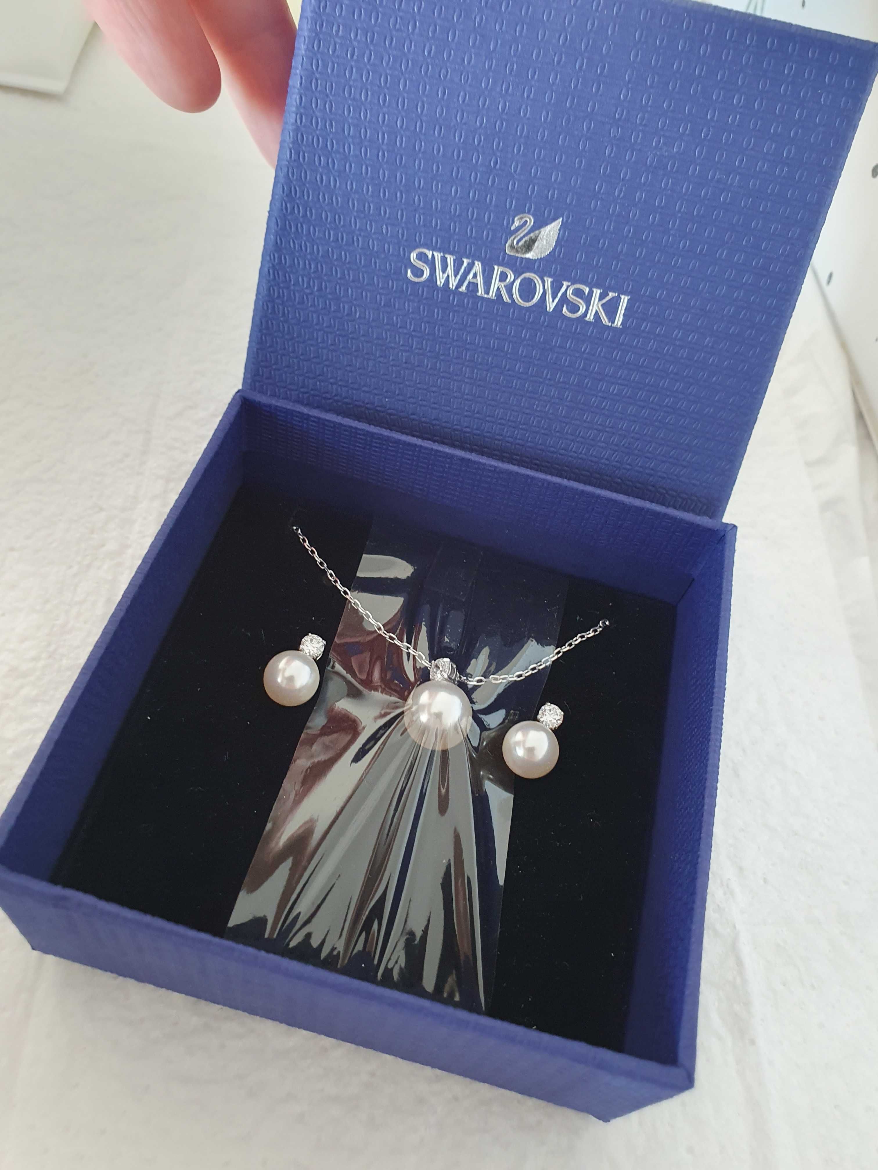 Vand set Swarovski (cercei si lant cu pandant) cu cristale si perle.