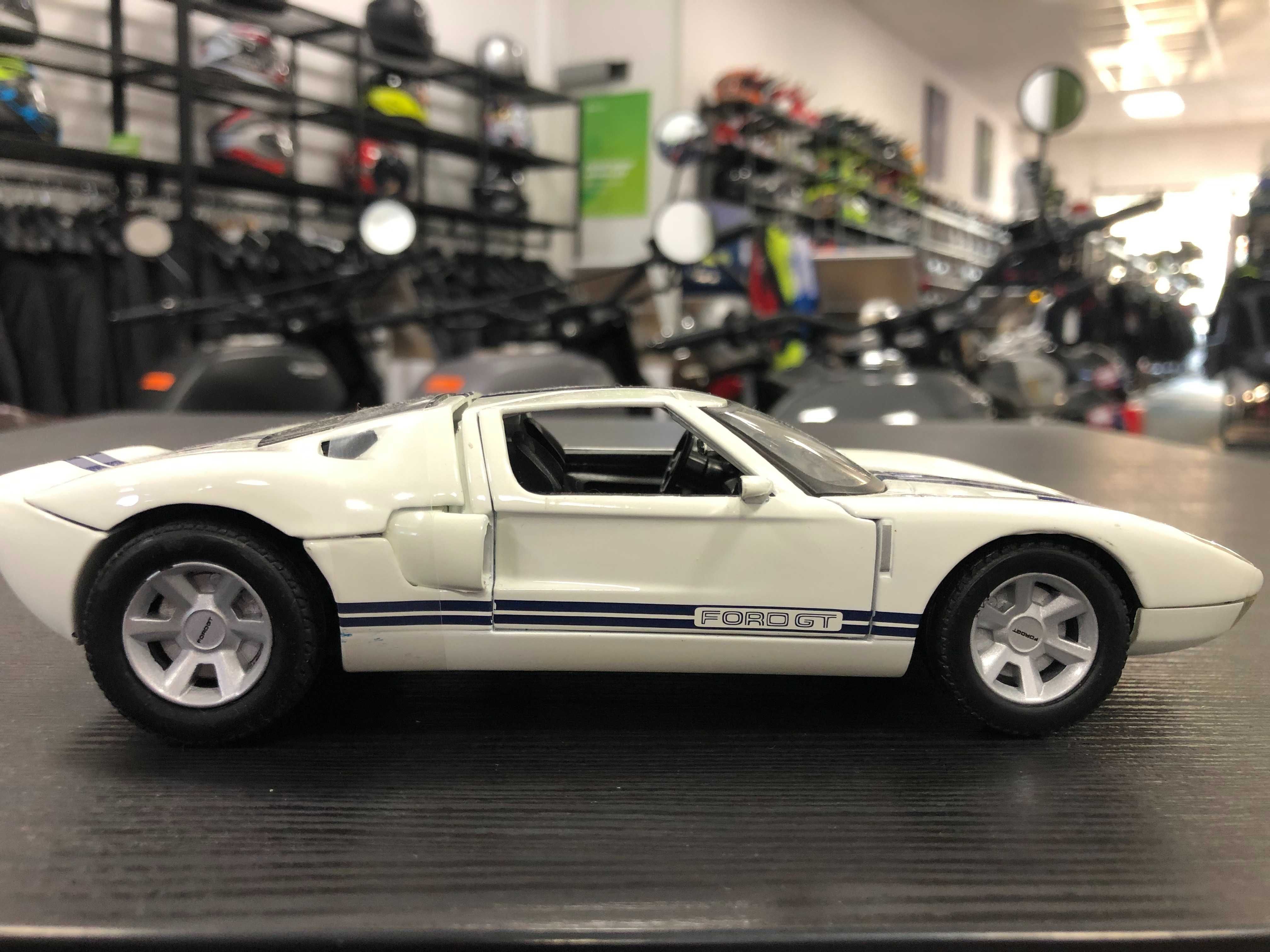 Чисто нова метална колекционерска количка FORD GT  1:24 мащаб