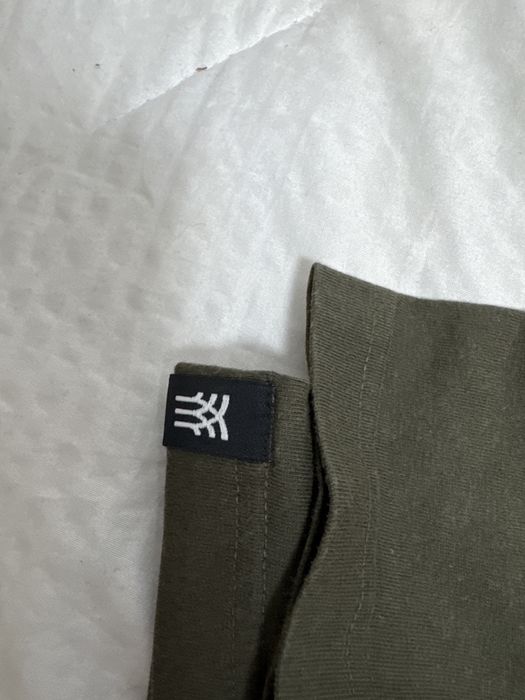 tricou cu culoarea inchisa  fenchurch perfect pentru o plimbare