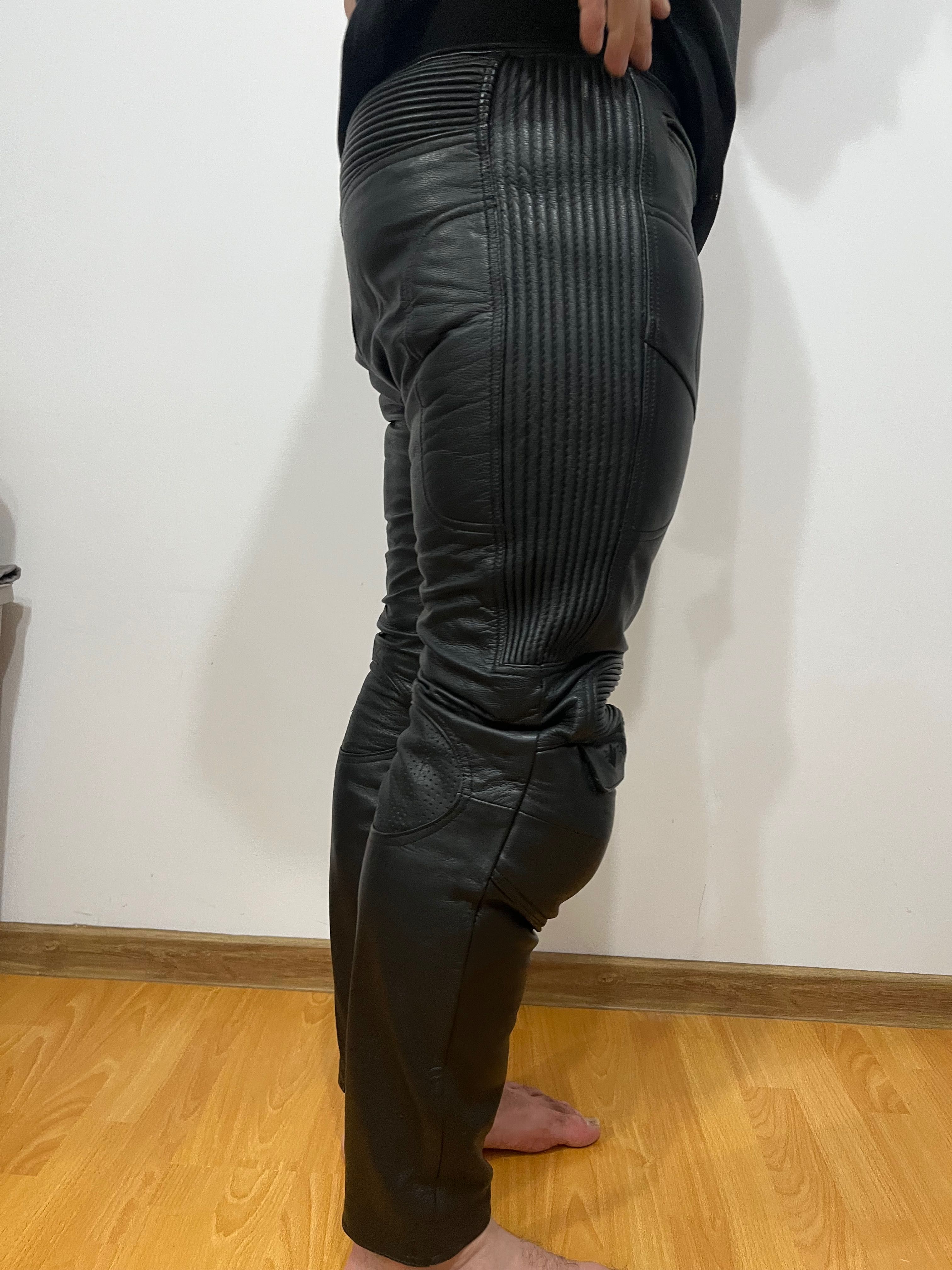Pantaloni de piele cu protecții