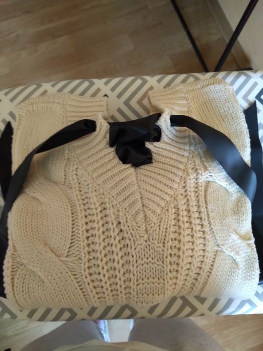 Pulover crem cu accesoriu