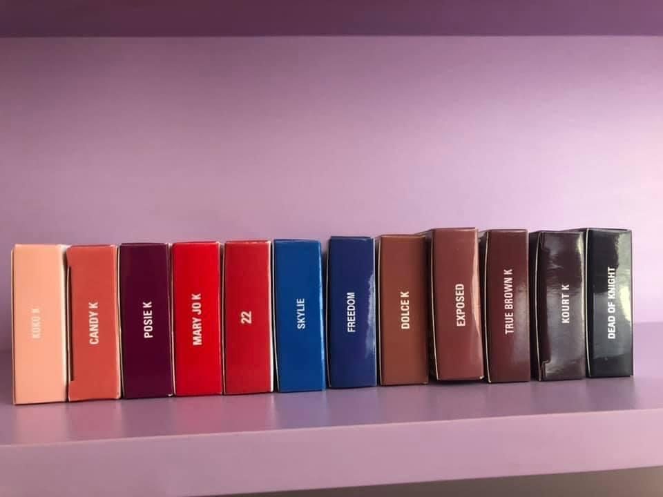 Червило и молив в комплект на KYLIE  Налични 12 цвята с матиращ ефект