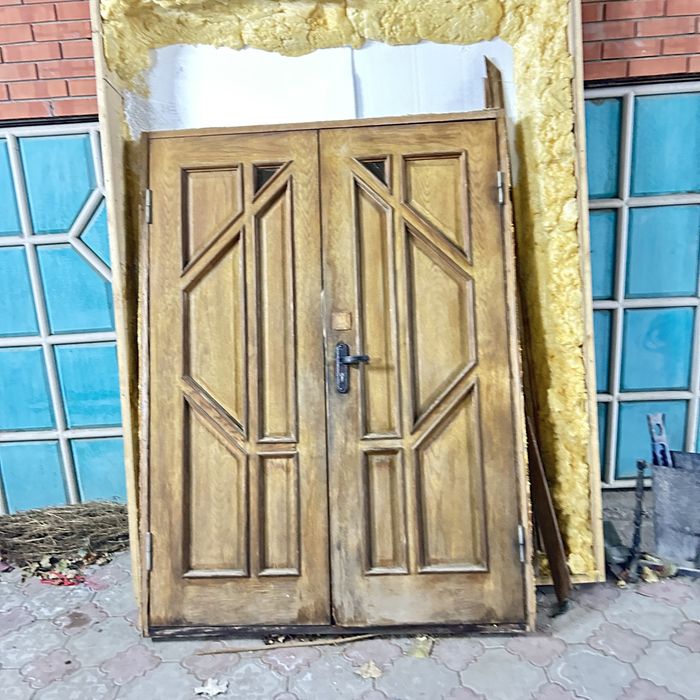 Сыртқы ағаш есік бағасы 30.000 ені 1.47 ұзындығы 2.05