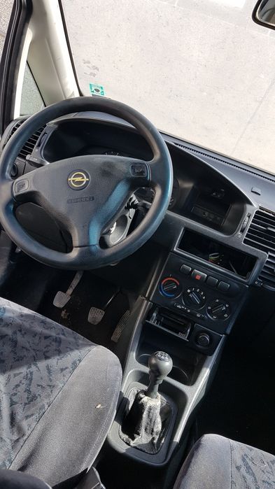 Продавам Опел зафира на части