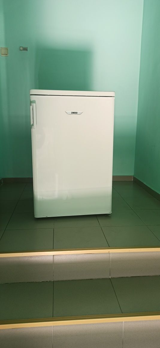 Продавам малък хладилник Zanussi