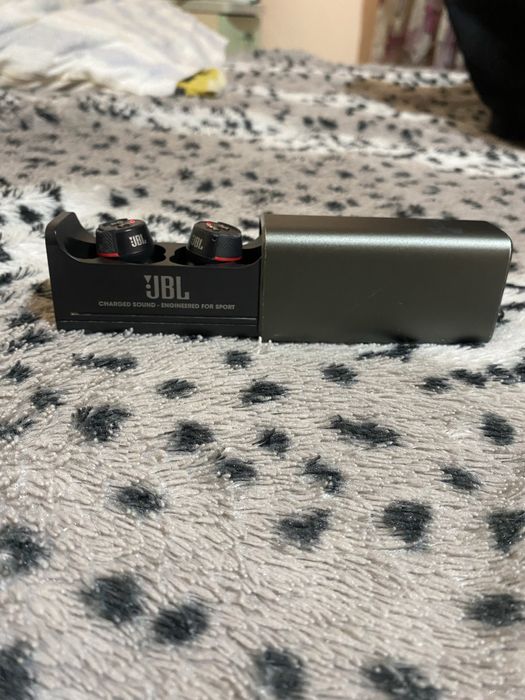 JBL Under Armour True Wireless Flash X в зарядном кейсе.