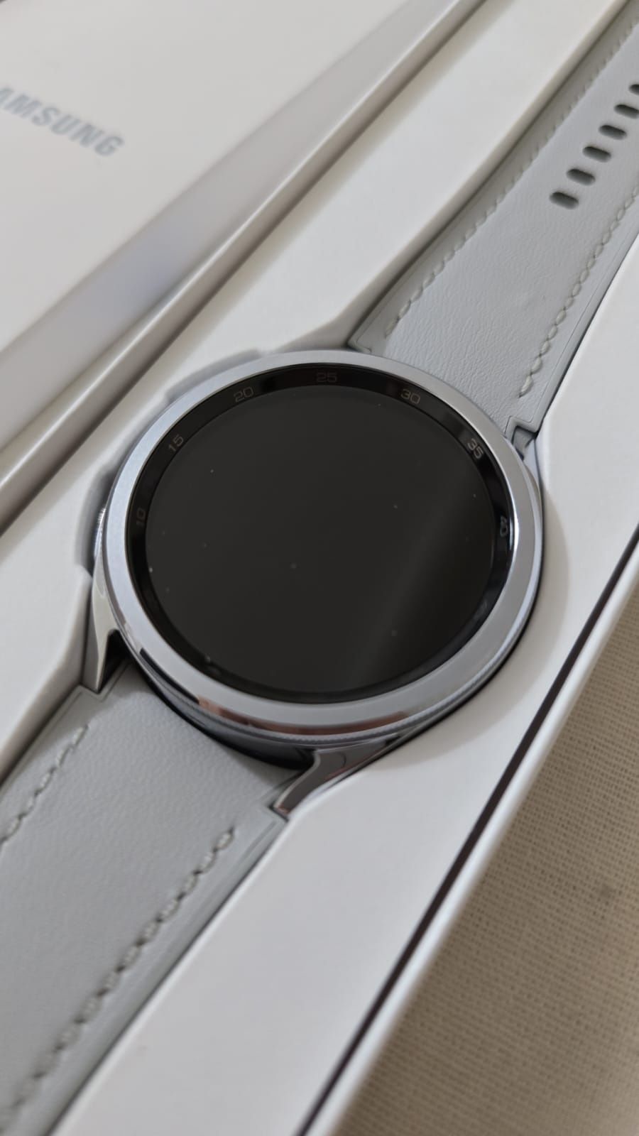 Продаются смарт-часы Galaxy Watch6 Classic.