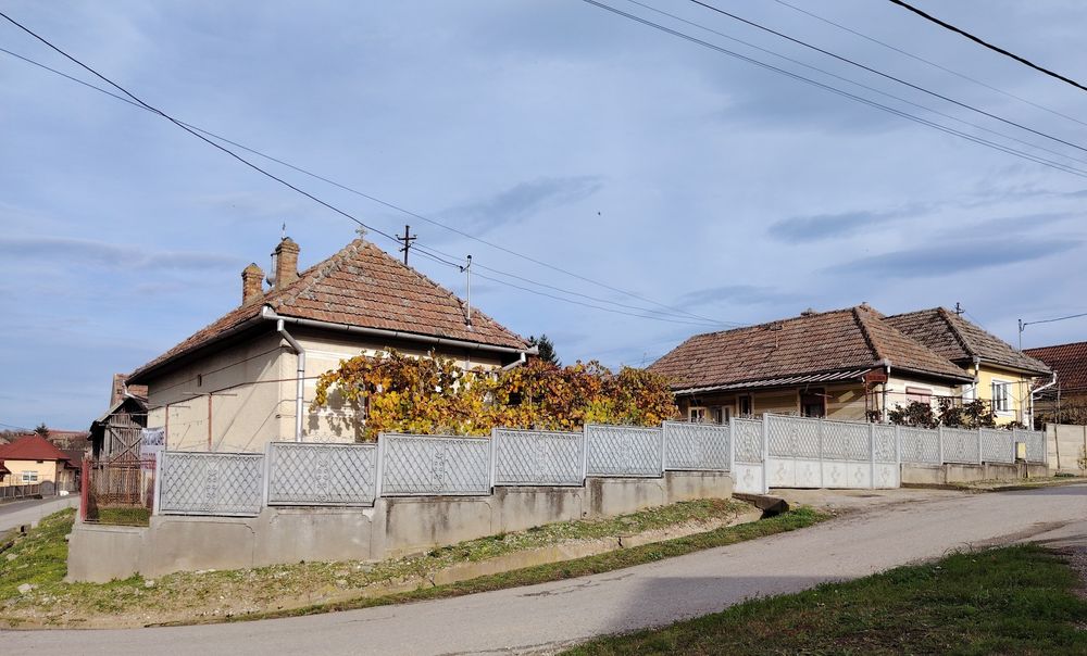 Casa locuibila, cu două corpuri, utilități, 1200 mp teren