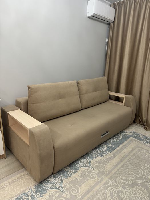 Диван, кровать, стол и сталья, телевизор