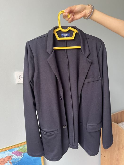 Продам школьную одежду