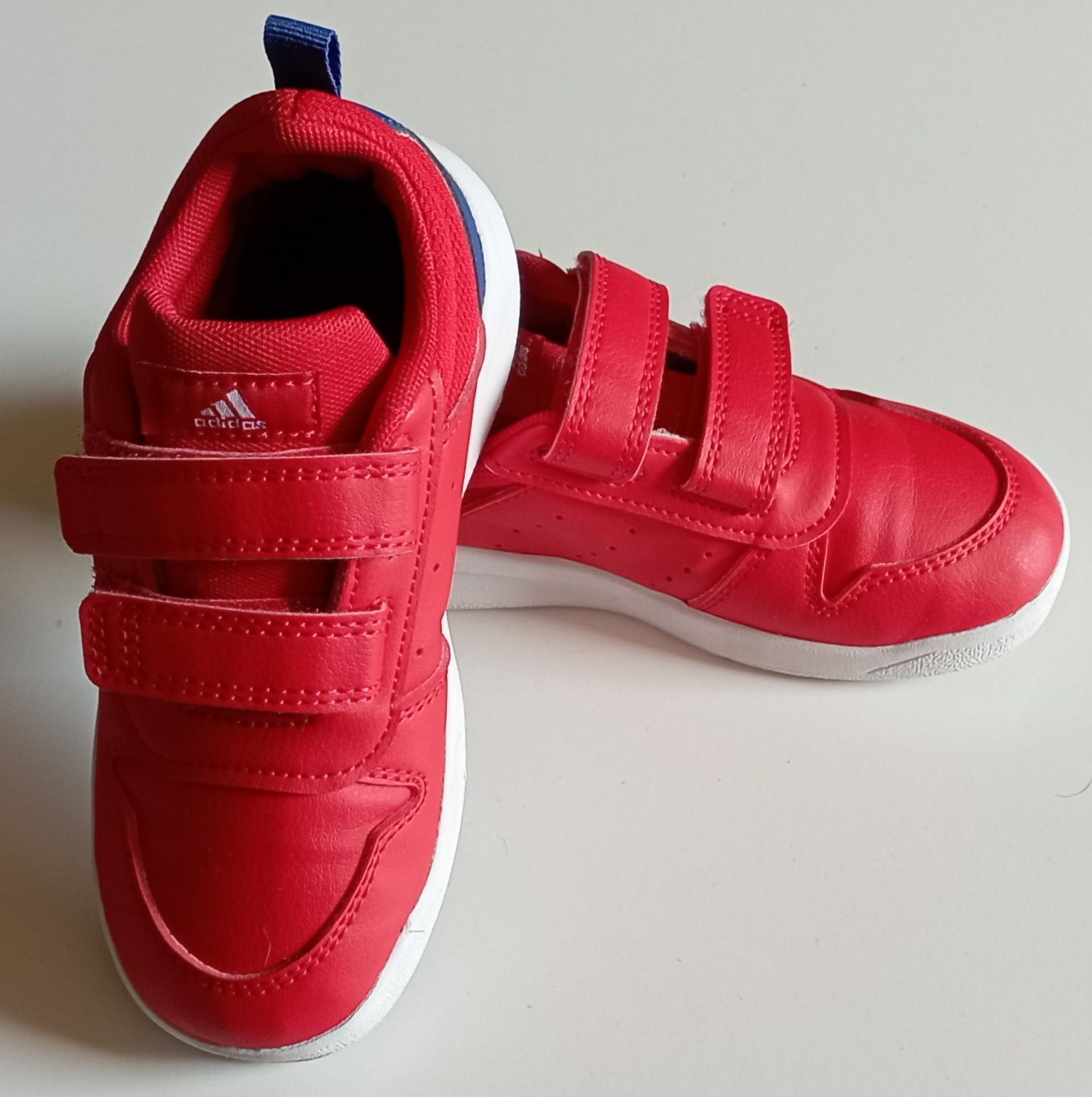 Продавам детски маратонки adidas