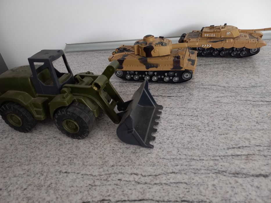 Colectie 2 tancuri+tractor marca Noriel, cu actionare lumini si sunet.