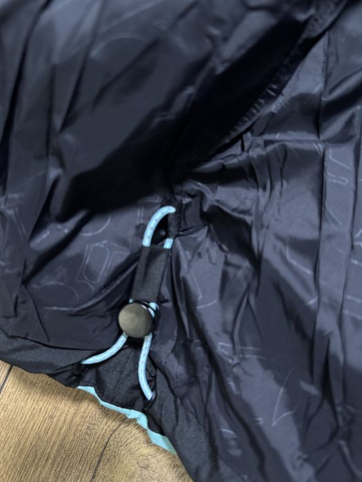 Syna World Logo Puffer Jacket – Black/Sky Blue